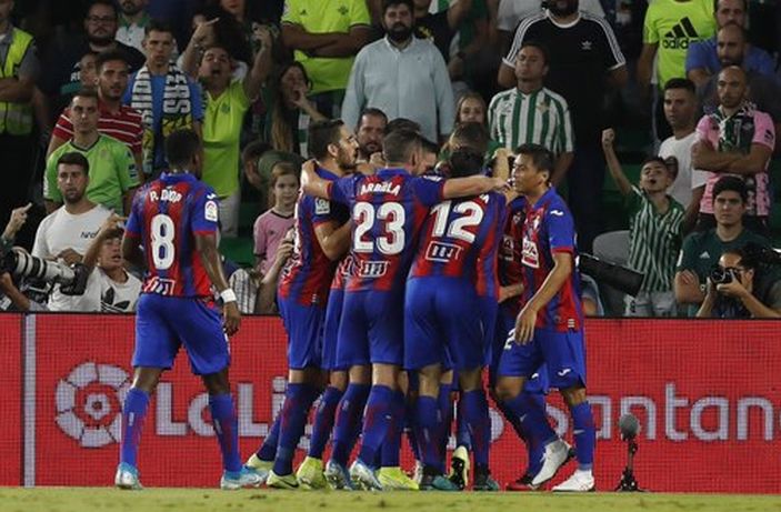 Los jugadores del Eibar celebran el 0-1