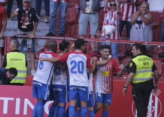 Los jugadores del Sporting celebran el gol ante el Racing