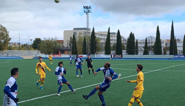 Lance del juego en el CD Ebro -Barça 'B'