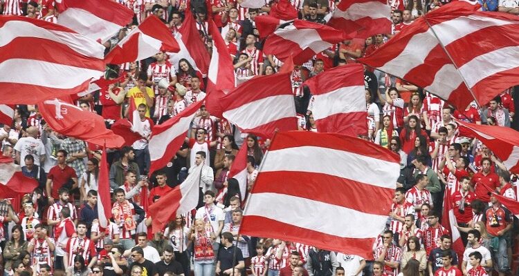 Afición rojiblanca durante un derbi | Imagen: Sporting de Gijón