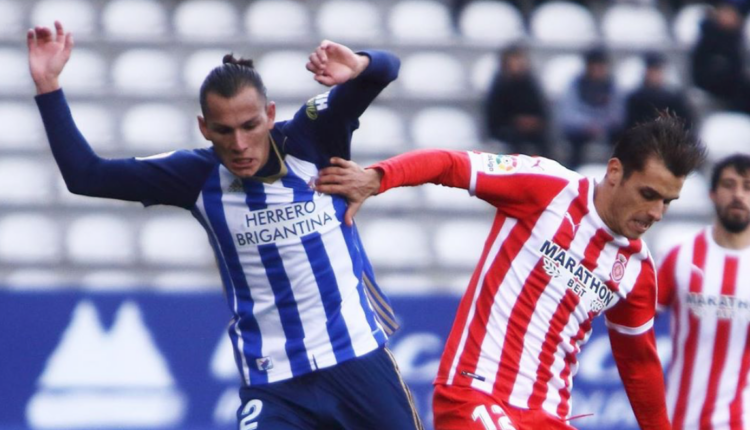 Jonatan Soriano en la disputa del balón