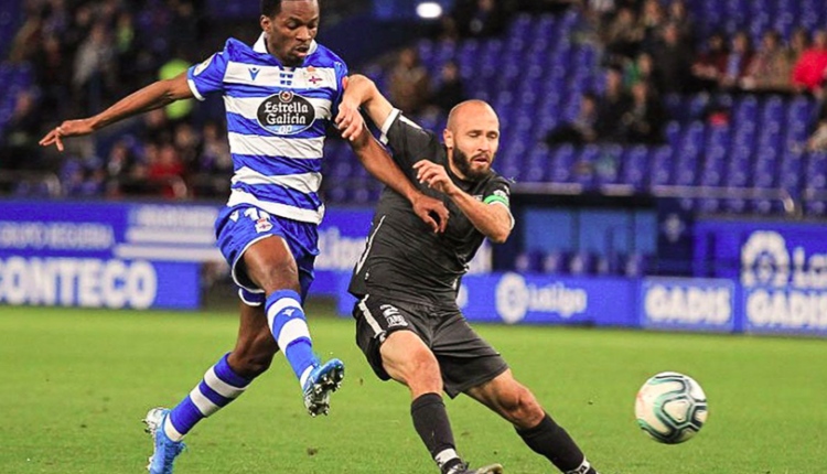 Laure y Koné pelean por un balón en el encuentro de Riazor