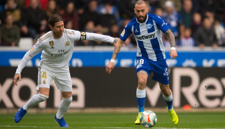 Aleix Vidal frente a Sergio Ramos