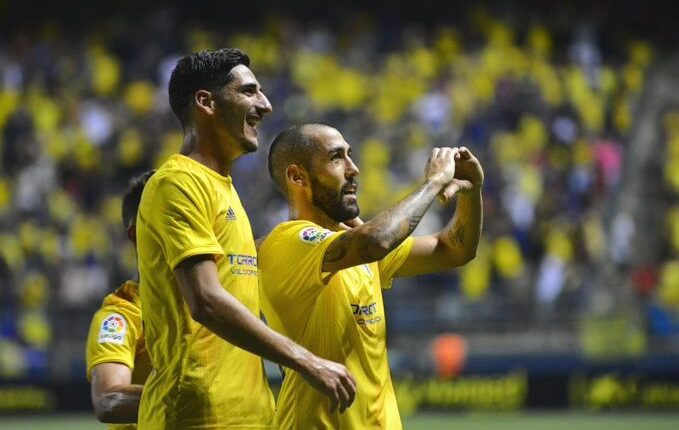 Alberto Perea celebra un tanto con el Cádiz