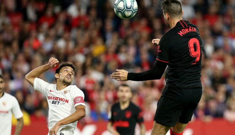 Álvaro Morata remata un centro ante la atenta mirada de Jesús Navas