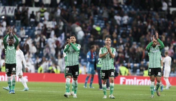 Emerson, Canales, Barragán y Borja Iglesias saludan a su afición tras empatar en el Santiago Bernabéu