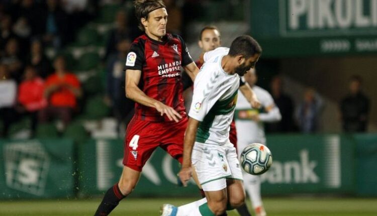 Sergio González comete penalti sobre Yacine en el Elche - Mirandés