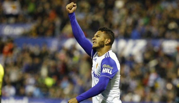 Luis Suárez celebra un gol en La Romareda