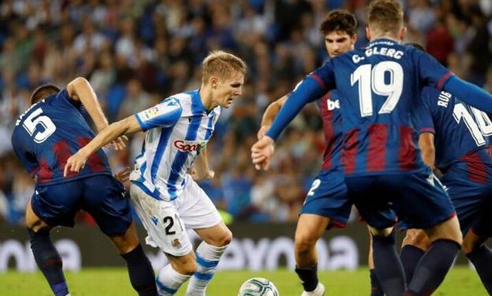 Martin Ødegaard frente al Levante