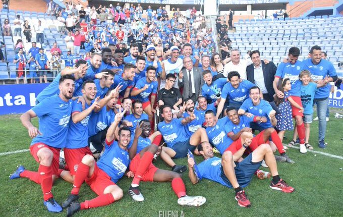 El Fuenlabrada festejando el ascenso a Segunda División en el Nuevo Colombino