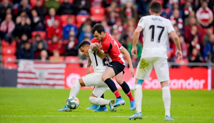 Partido muy trabado entre Athletic y Granada. En imagen, Machís protegiendo un balón.