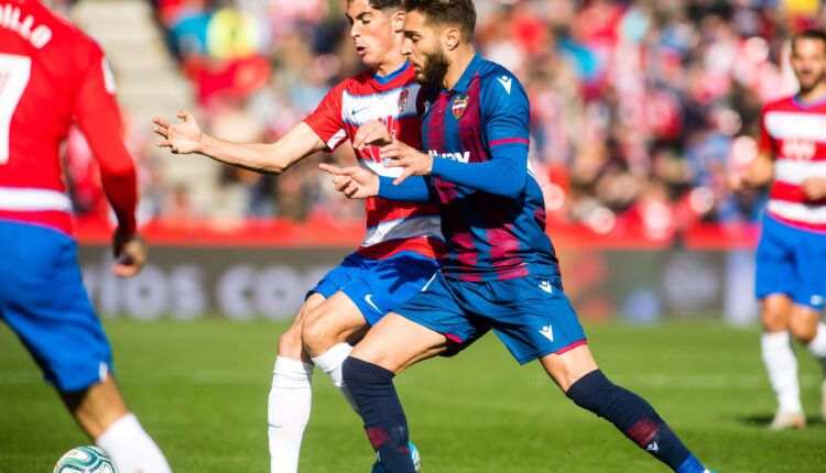 Rochina y Carlos Fernández disputando un balón