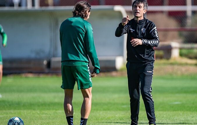 Pacheta dando instrucciones en un entrenamiento