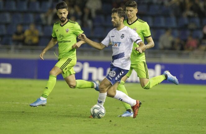 Aitor Sanz en un partido con el Tenerife esta campaña