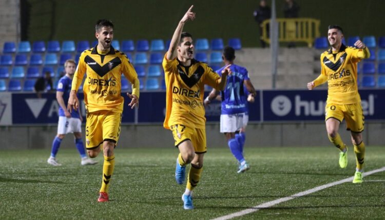 Cris Montes celebra uno de sus goles en el Badalona - Real Oviedo de Copa