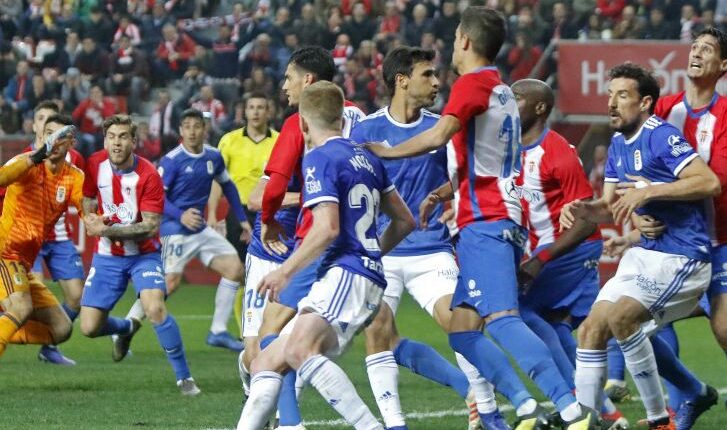 Lance del último derbi asturiano disputado en el Estadio de El Molinón