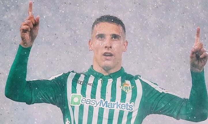 Cristian Tello celebra un gol bajo el diluvio