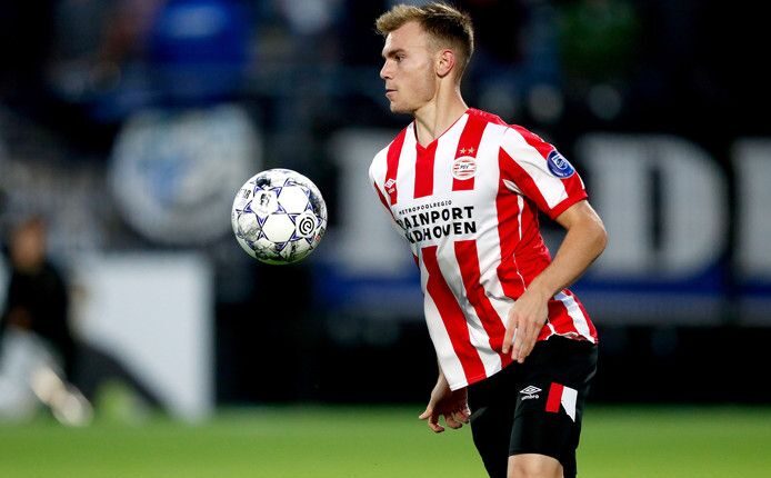 Toni Lato en un partido con el PSV Eindhoven