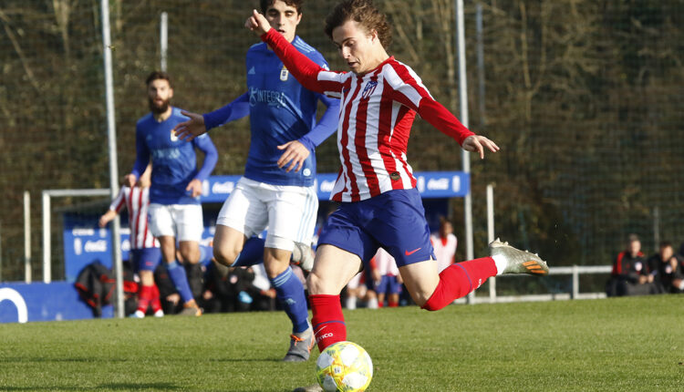 Lance del partido en El Requexón entre el Oviedo Vetusta y el Atlético 'B'