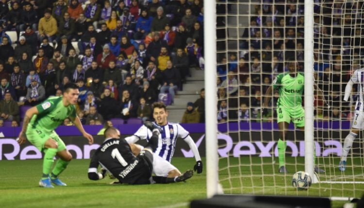 Unal y Cuéllar en el momento del primer gol del Valladolid