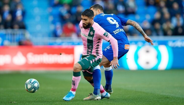 Fekir lucha con Joselu por un balón