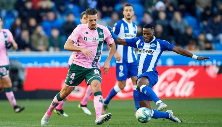 Feddal lucha con Wakaso por el balón en el Alavés - Betis