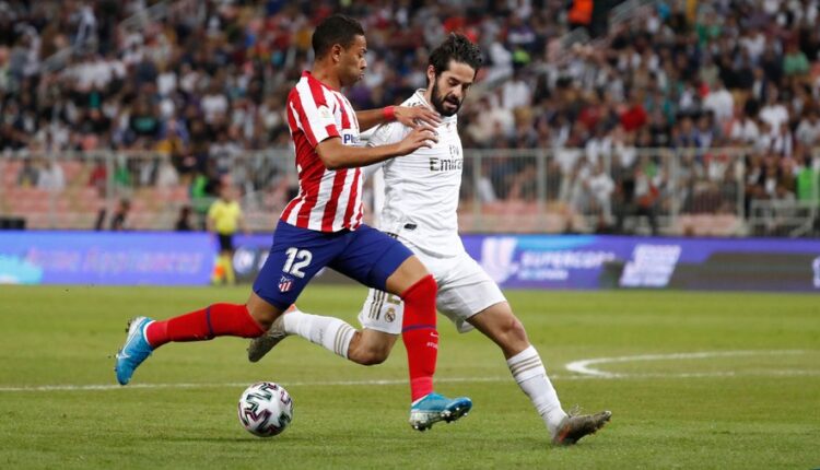 Renan Lodi con Isco en un derbi madrileño