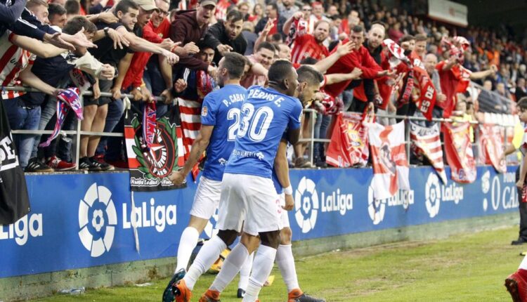 Jugadores del Almería celebrando un gol en el Anxo Carro