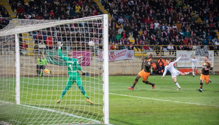 Lance del partido de Copa de la Cultural frente al Valencia