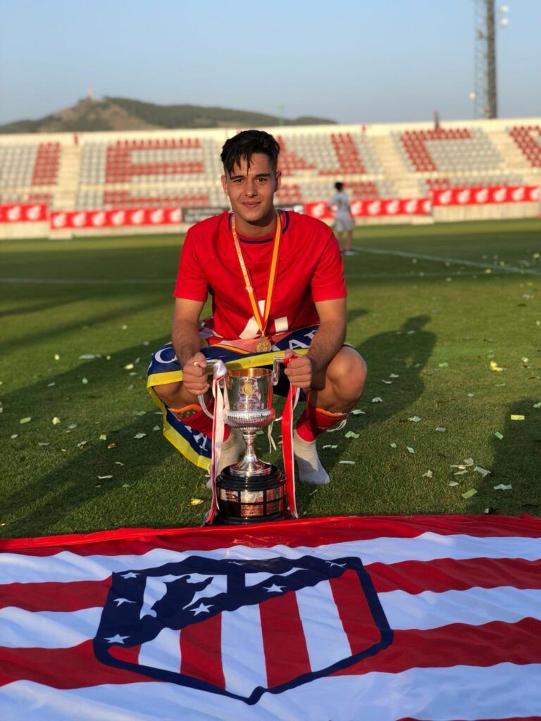 Aitor Puñal, con la Copa de Rey juvenil