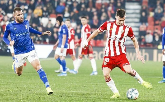 Lance del encuentro entre Almería y Oviedo