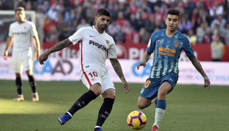 Banega en un partido con el Atlético de Madrid la pasada campaña