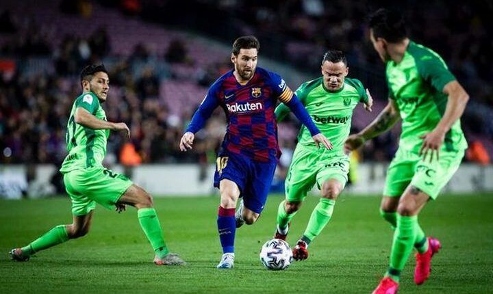 Messi conduce el balón ante el Leganés en el Nou Camp