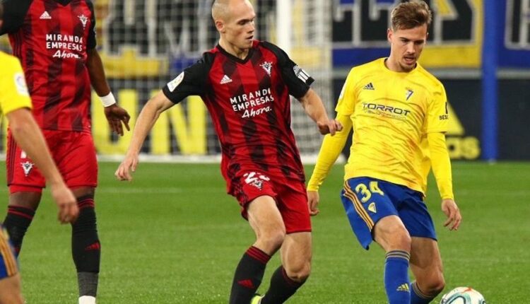 Sergio González (Cádiz) intenta llevarse el balón ante Guridi (Mirandés)