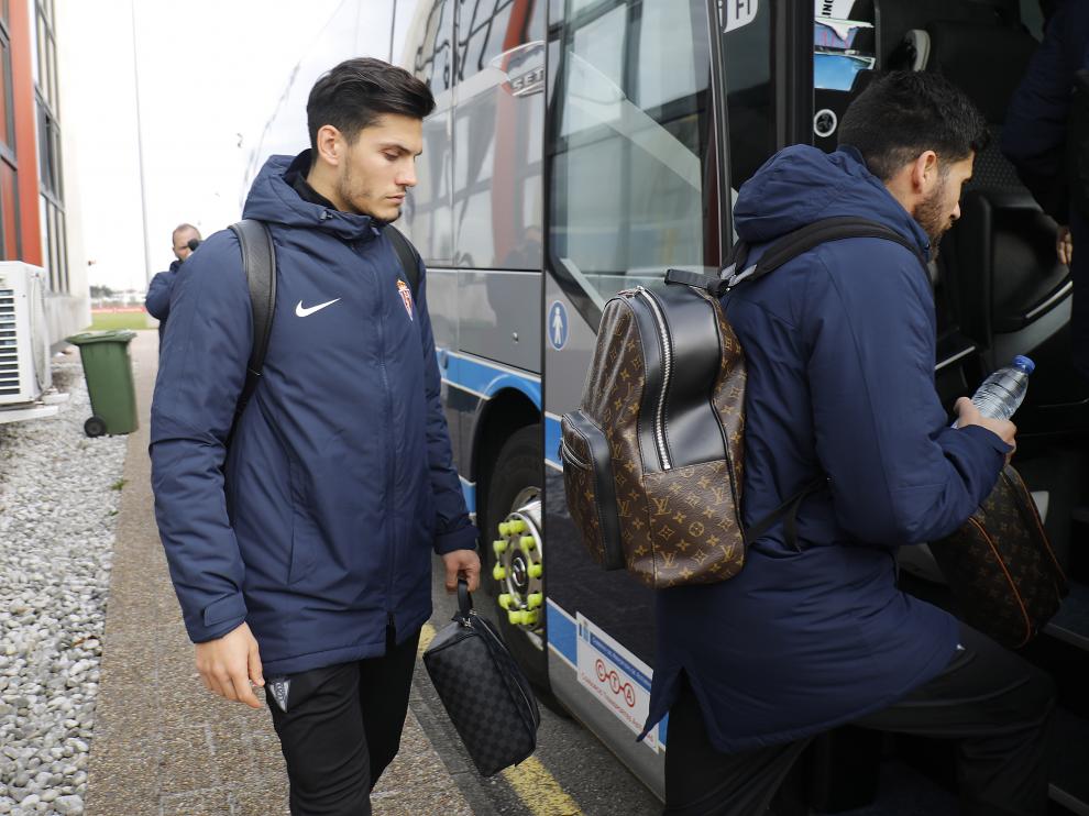 Los jugadores del Sporting se suben a uno de los autobuses que se desplazaron a Zaragoza