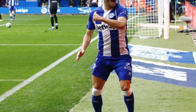 Lucas Pérez celebra un gol con el Deportivo Alavés