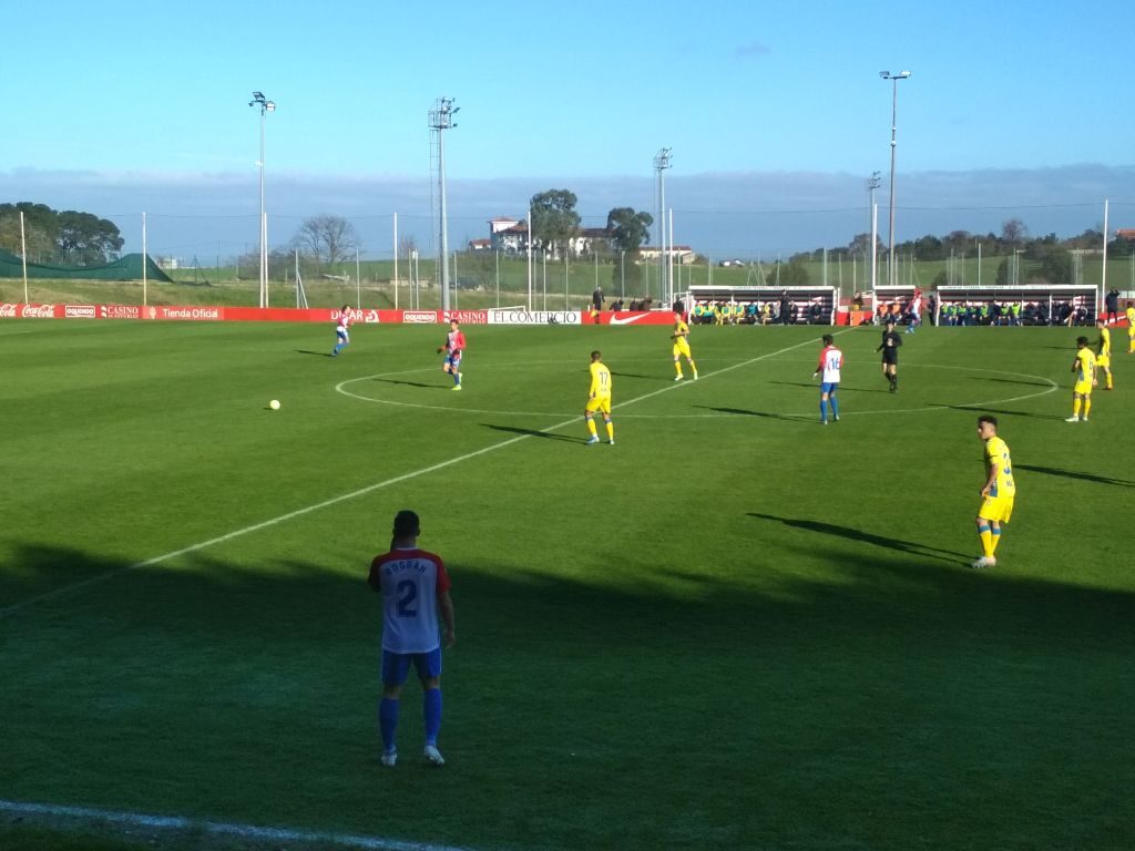 Lance del encuentro en Mareo entre el Sporting 'B' y Las Palmas Atlético