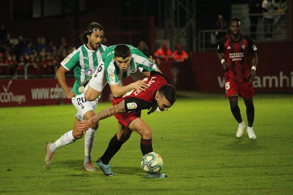 Lance del encuentro en Anduva entre Mirandés y Racing de Santander