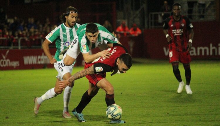 Lance del encuentro en Anduva entre Mirandés y Racing de Santander