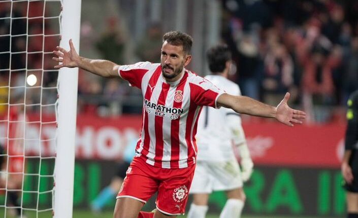 Stuani celebra el 1-0 en el Girona - Extremadura