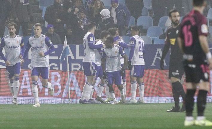 Jugadores del Zaragoza celebran el 1-0 de Raúl Guti al Sporting