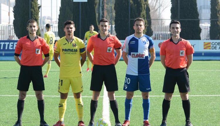 Foto de capitanes y trío arbitral en el último partido del CD Ebro