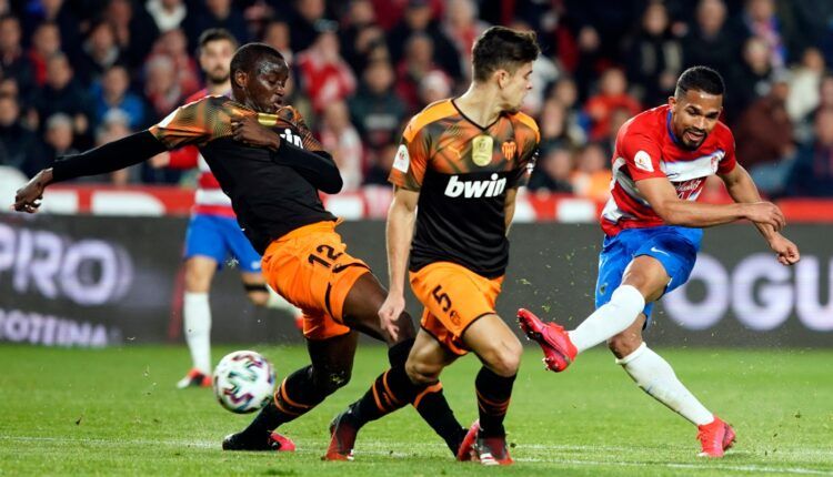 Lance del partido de Copa entre Granada y Valencia