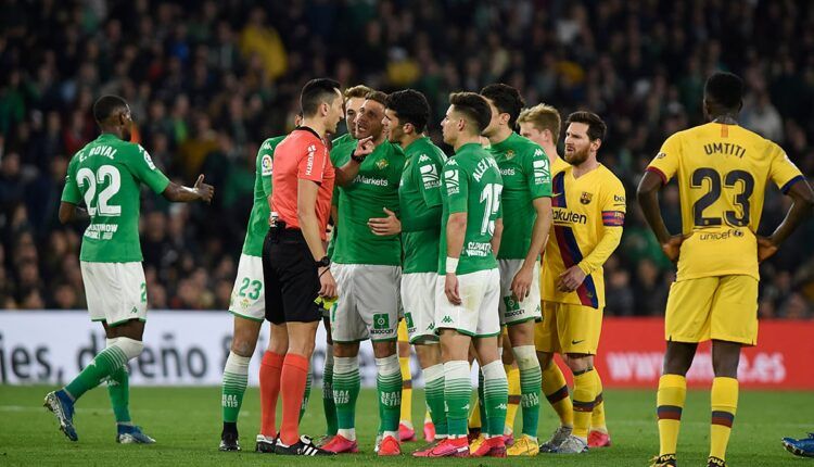 El Betis protesta la roja a Fekir frente al FC Barcelona