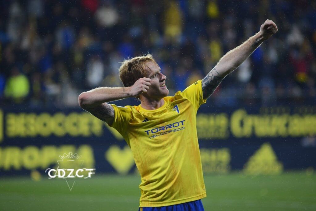 Álex Fernández celebra el segundo gol del Cádiz ante el Almería