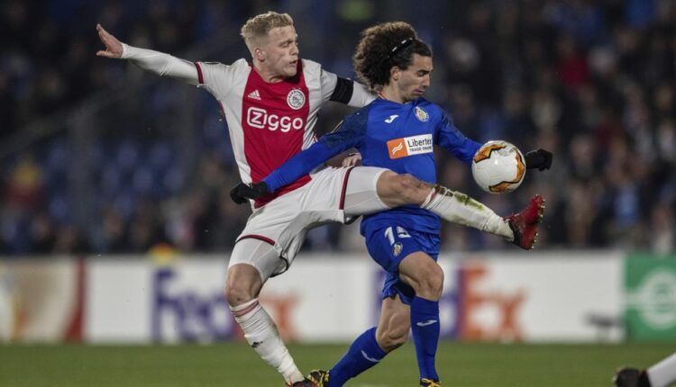 Marc Cucurella frente al Ajax en Europa League