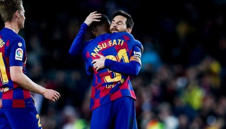 Messi y Ansu Fati se abrazan tras un gol