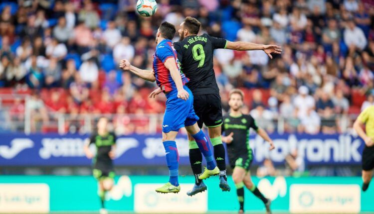 Pedro Bigas (Eibar) y Borja Iglesias (Betis) luchan un balón aéreo.