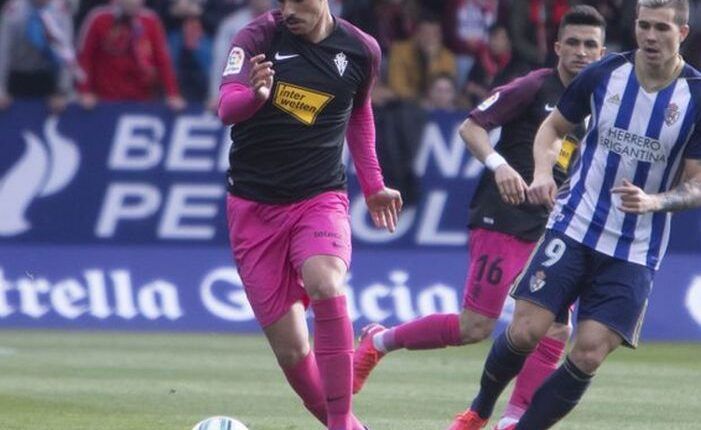 Carlos Cordero en un partido con el Sporting