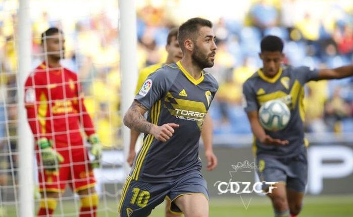 Perea celebra el gol que supuso el 0-1 del Cádiz